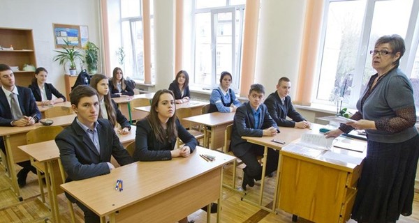 В Донецке собирают списки потенциальных учеников и готовятся сокращать учителей