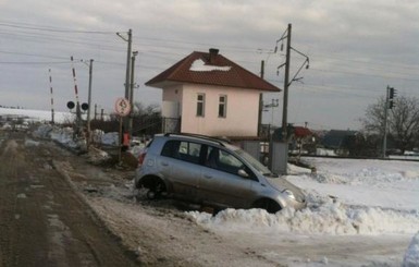 На Одесской трассе мародеры разграбили оставленные в снегу авто