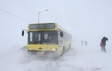 Одесские спасатели вызволили из снежного плена туристический автобус из Варны