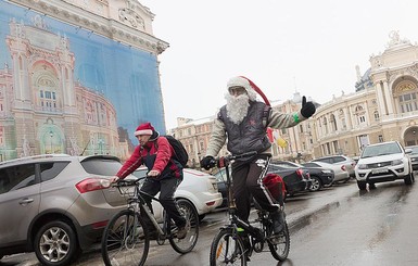  Одесские Деды морозы проехались на велосипедах по сугробам