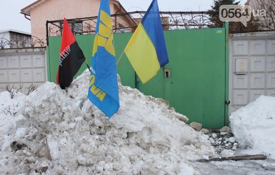 В Кривом Роге люди привезли домой мэру пять тонн снега – в знак протеста 