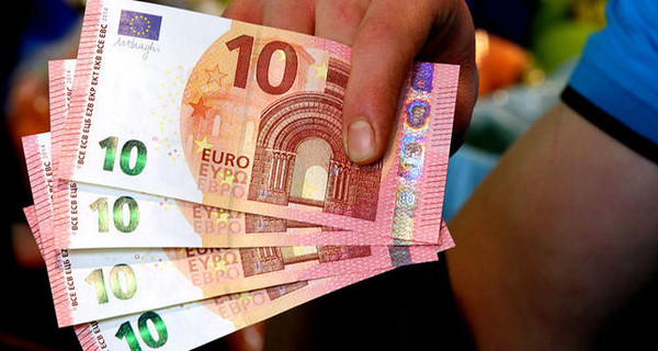 Евро опустился до минимума c 2006 года