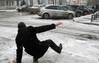 В Киеве на Днепре мужчина ударился о лед и умер
