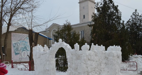 Одесские спасатели соорудили из снега крепость