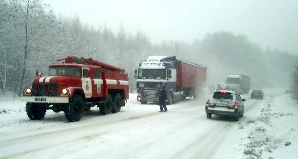 В Запорожской области фура с газом попала в снежную ловушку