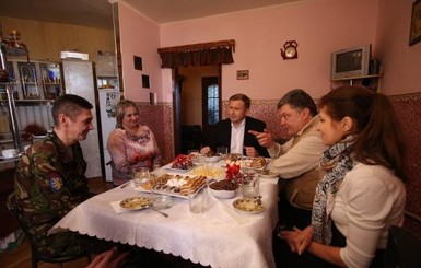 Чета Порошенко посетила раненого бойца АТО