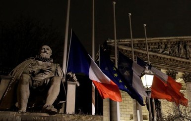 Из-за теракта в Париже власти Франции объявили трехдневный траур