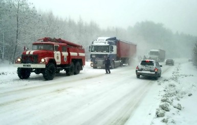 На трассе Запорожье-Днепропетровск в снегу застряли 18 машин