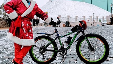 В Киеве прошел веселый новогодний велопарад