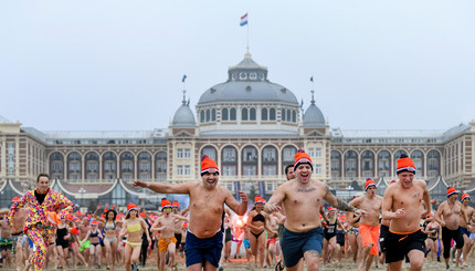 Голландцы приняли участие в ежегодном новогоднем погружении в Северное море