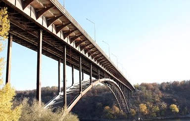 В США отец сбросил 5-летнюю дочь с моста