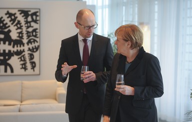 Меркель похвалила Яценюка за реформы и принятие бюджета-2015