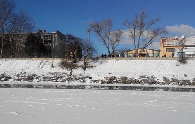 Закарпатец в лютый мороз бросился в реку спасать тонущую собаку