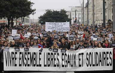 Уличные демонстрации во Франции собрали десятки тысяч человек