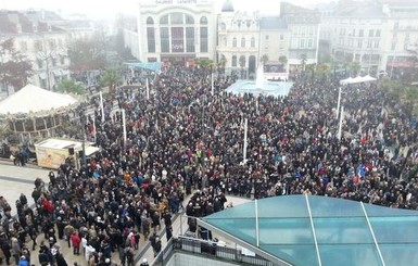 Марши в память о жертвах терактов в Париже собрали 700 тысяч человек