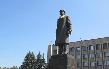 В Славянске памятник Ленину предложили продать на аукционе