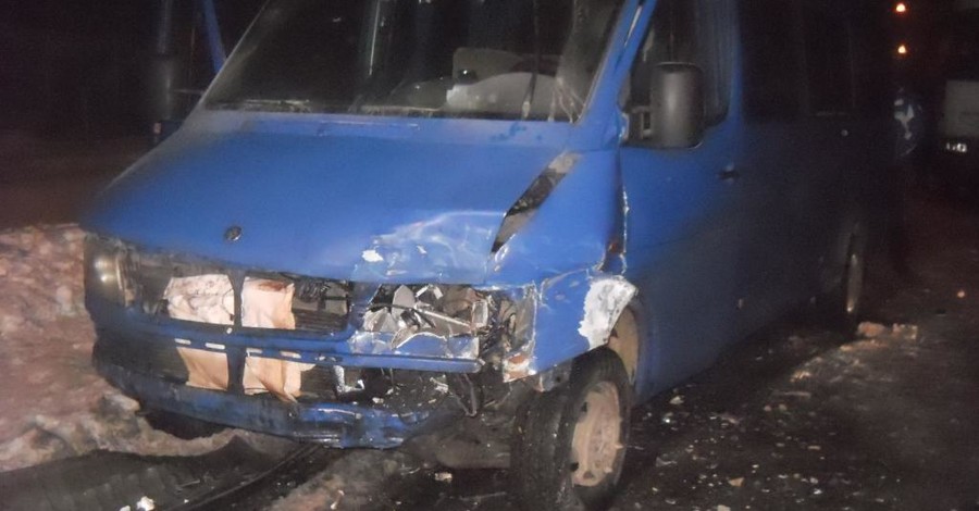 В Запорожье в аварии с маршруткой пострадали десять человек