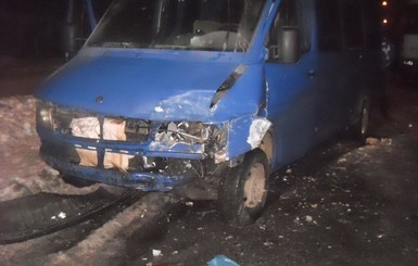 В Запорожье в аварии с маршруткой пострадали десять человек