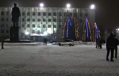 В Славянске жители попытались снести памятник Ленину