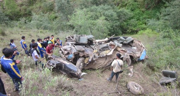 В горах Перу рухнул автобус, погибли 25 человек