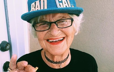 86-летняя бабушка постит в Инстаграм провокативные фото