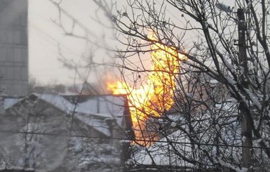 В Донецке после обстрела начался крупный пожар