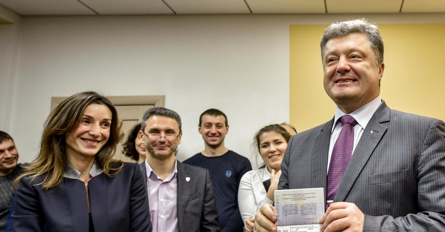 Соцсети: Петр Порошенко пришел за биопаспортом