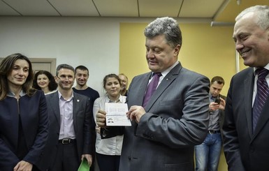 Биопаспорта, кроме Петра Порошенко, получили активисты Майдана