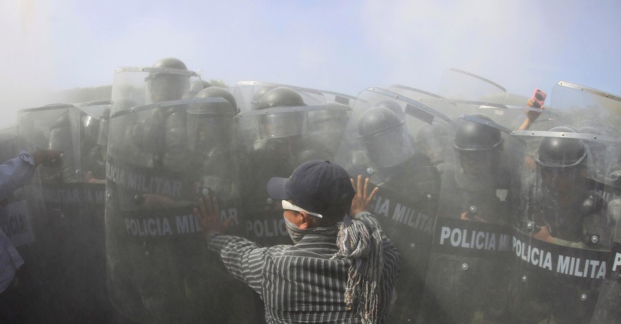 Близкие пропавших в Мексике студентов штурмовали военных