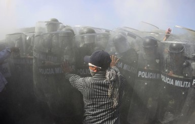 Близкие пропавших в Мексике студентов штурмовали военных