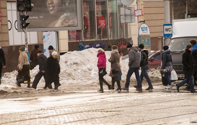 Запорожские коммунальщики проигрывают войну со снегом 