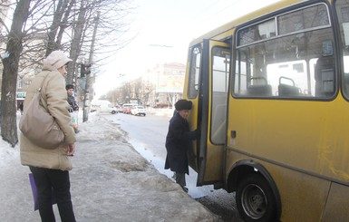 В Днепропетровске люди садятся в транспорт, рискуя жизнью