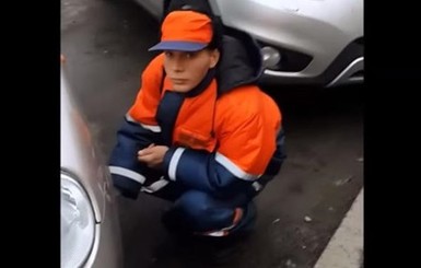 В сети появилось видео, как парковщик в Киеве спускает колеса автомобиля