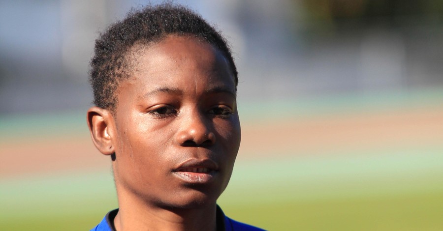 В Африке футболистку заставили раздеться для уточнения пола