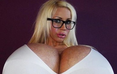 Немецкая порномодель увеличила грудь до 26 размера