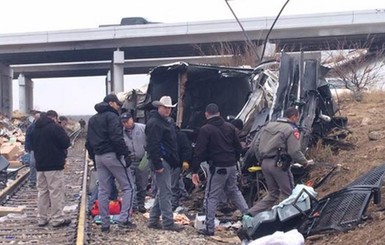 В США автозак столкнулся с поездом, погибли 10 человек