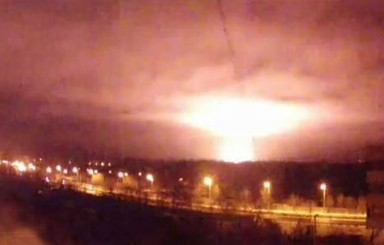 В Донецке опять штурмуют аэропорт: небо озаряют вспышки в виде гигантского гриба