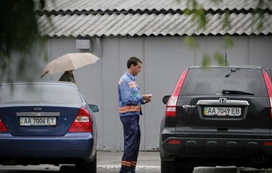 Секреты киевских парковщиков: припугнуть проколотыми колесами и ставить машины 