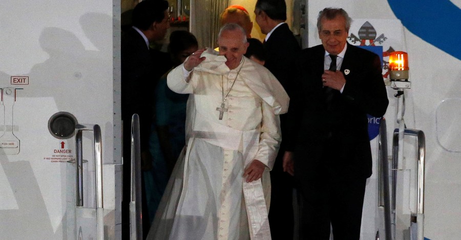 Ветер оставил Папу Римского без шляпы