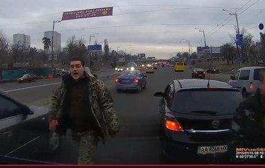 Киевский водитель заявил, что на его машину набросились бойцы Нацгвардии  