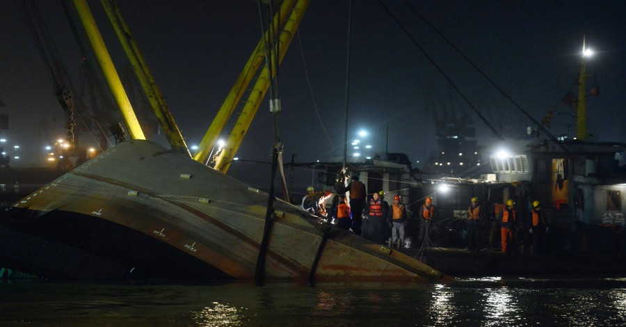 В Китае на реке затонул буксир с иностранцами на борту