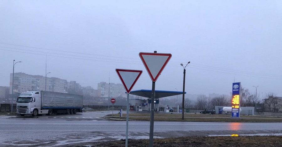 В Нововолынске рядом стоит два одинаковых дорожных знака