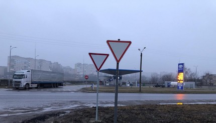 В Нововолынске рядом стоит два одинаковых дорожных знака