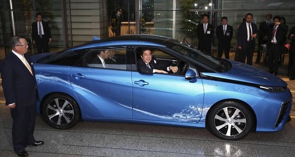 Премьер Японии стал владельцем первой в мире серийной машины на водороде