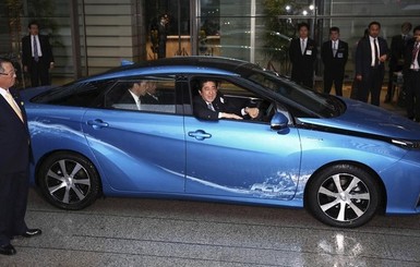 Премьер Японии стал владельцем первой в мире серийной машины на водороде