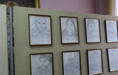 Молодая парикмахер нарисовала портреты участников АТО