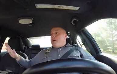 В сеть попало видео, как полицейский из США в машине 