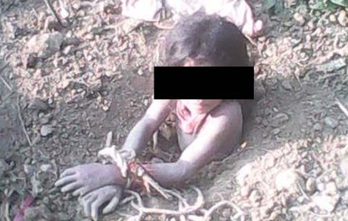 В Индии мужчина решил закопать дочь в землю, пока нет жены 