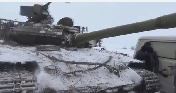 В сети появилось видео, как украинские танки в аэропорт Донецка направляются