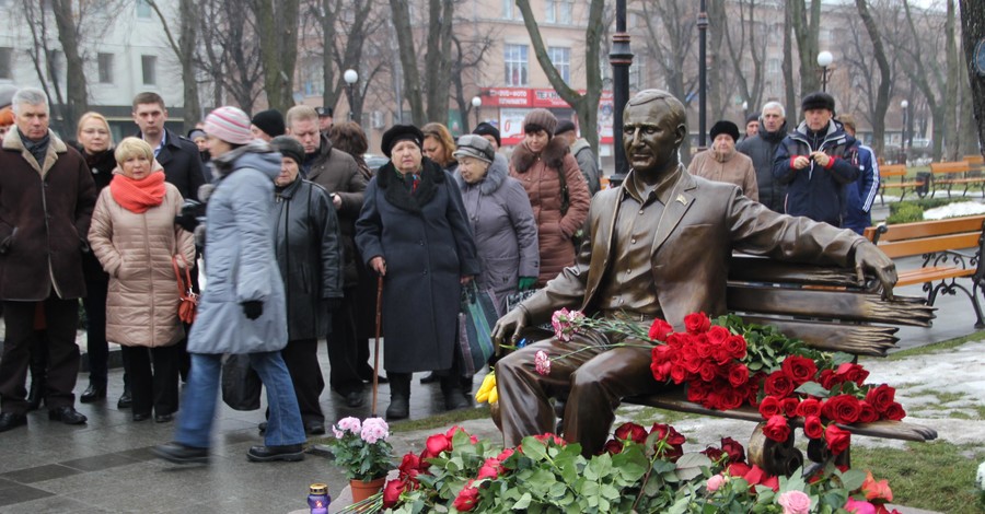 В Кременчуге открыли памятник мэру Бабаеву и закончили расследовать его убийство